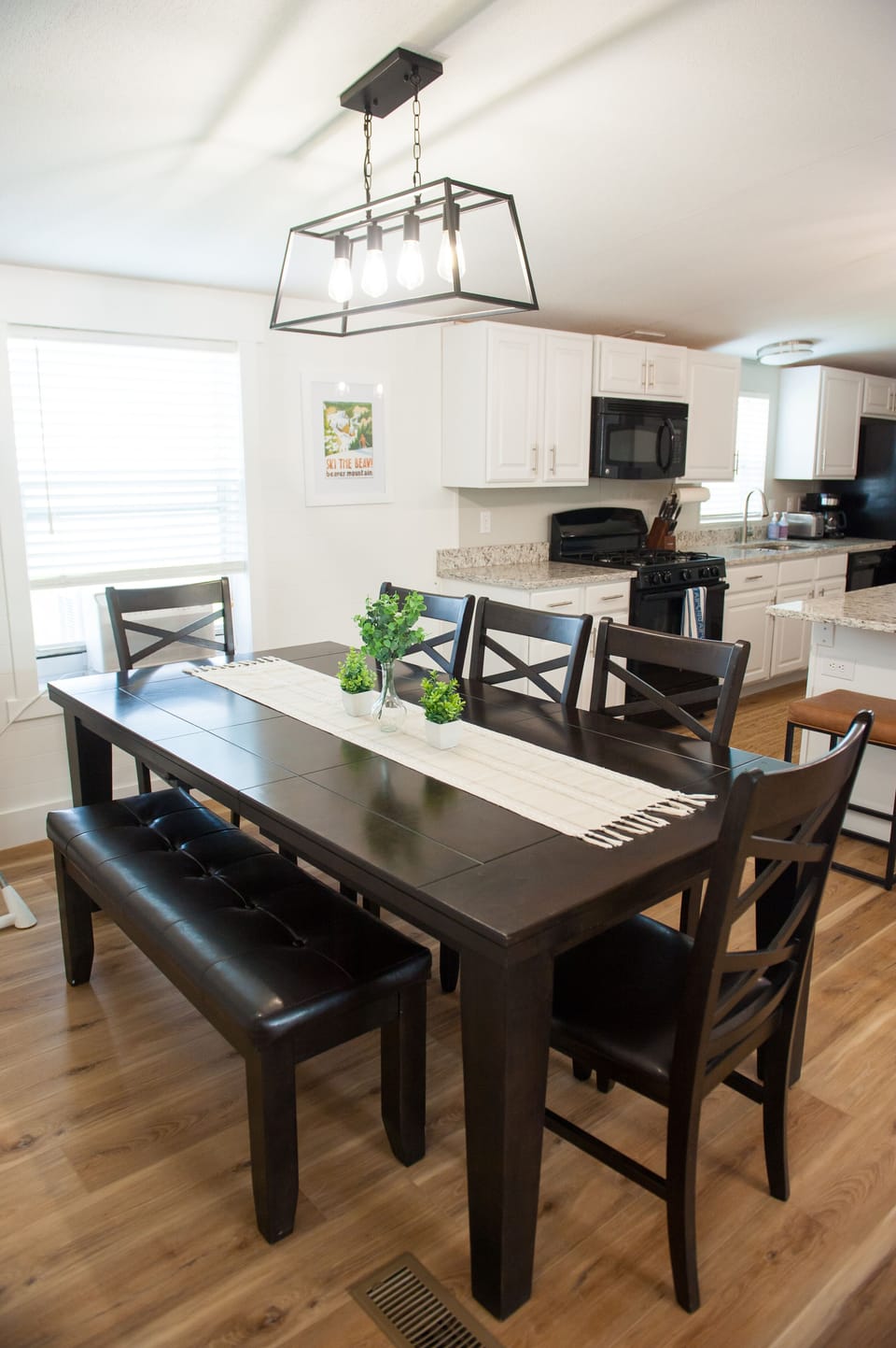 Seating for 8 at the dining table