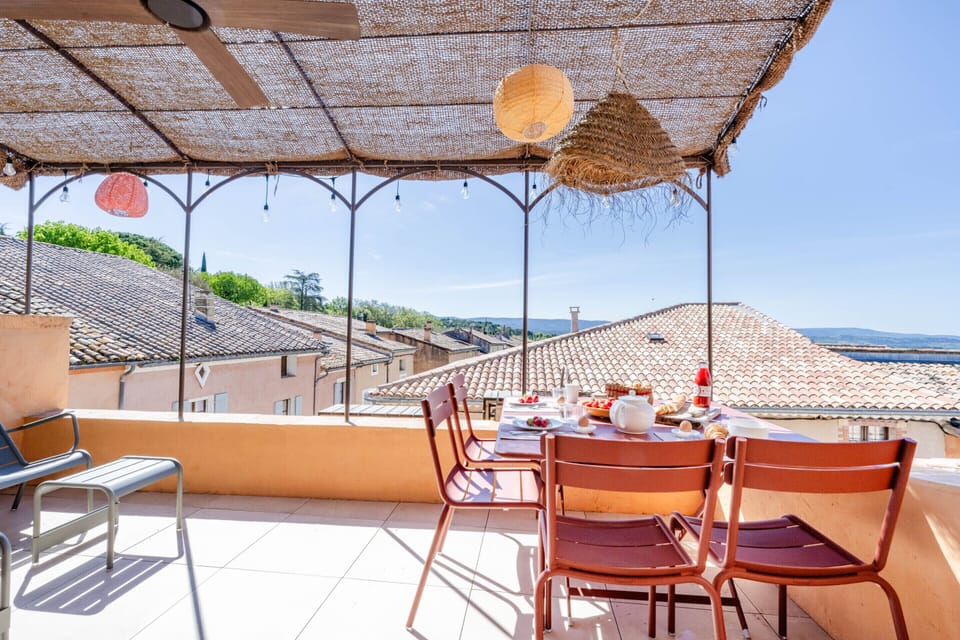 Roof terrace with table/chairs and sun loungers + plancha grill