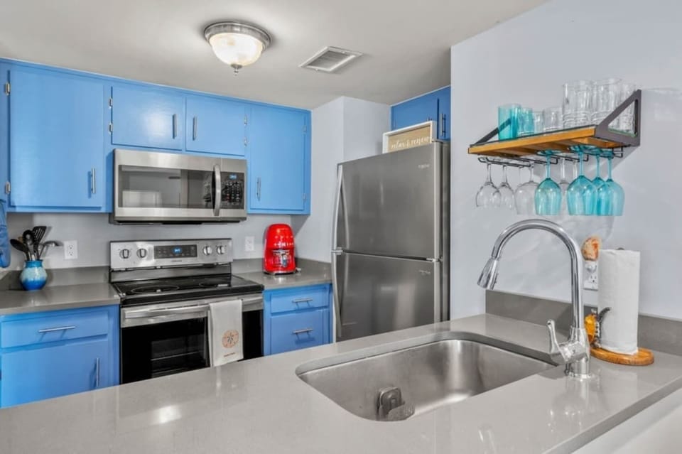 Fully furnished kitchen.