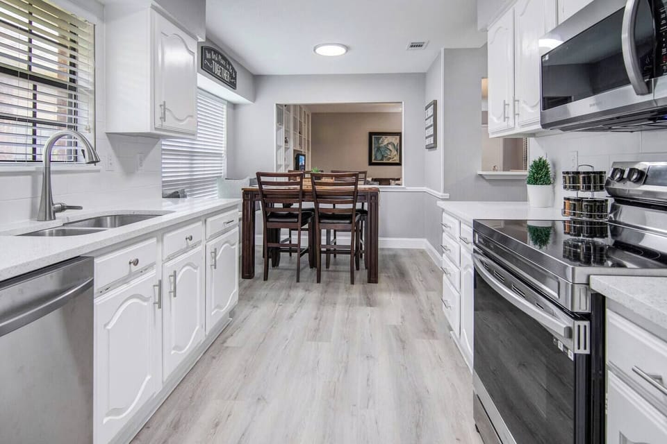 Kitchen & breakfast area
