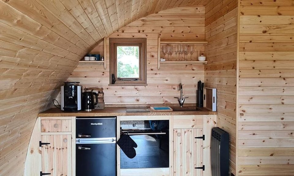 Kitchenette with fridge/freezer, oven/hob, bean to cup coffee machine