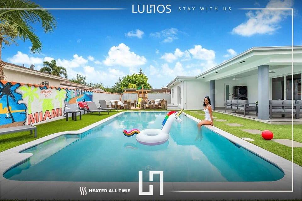 OMG! Dive into the lap of luxury with this amazing pool design