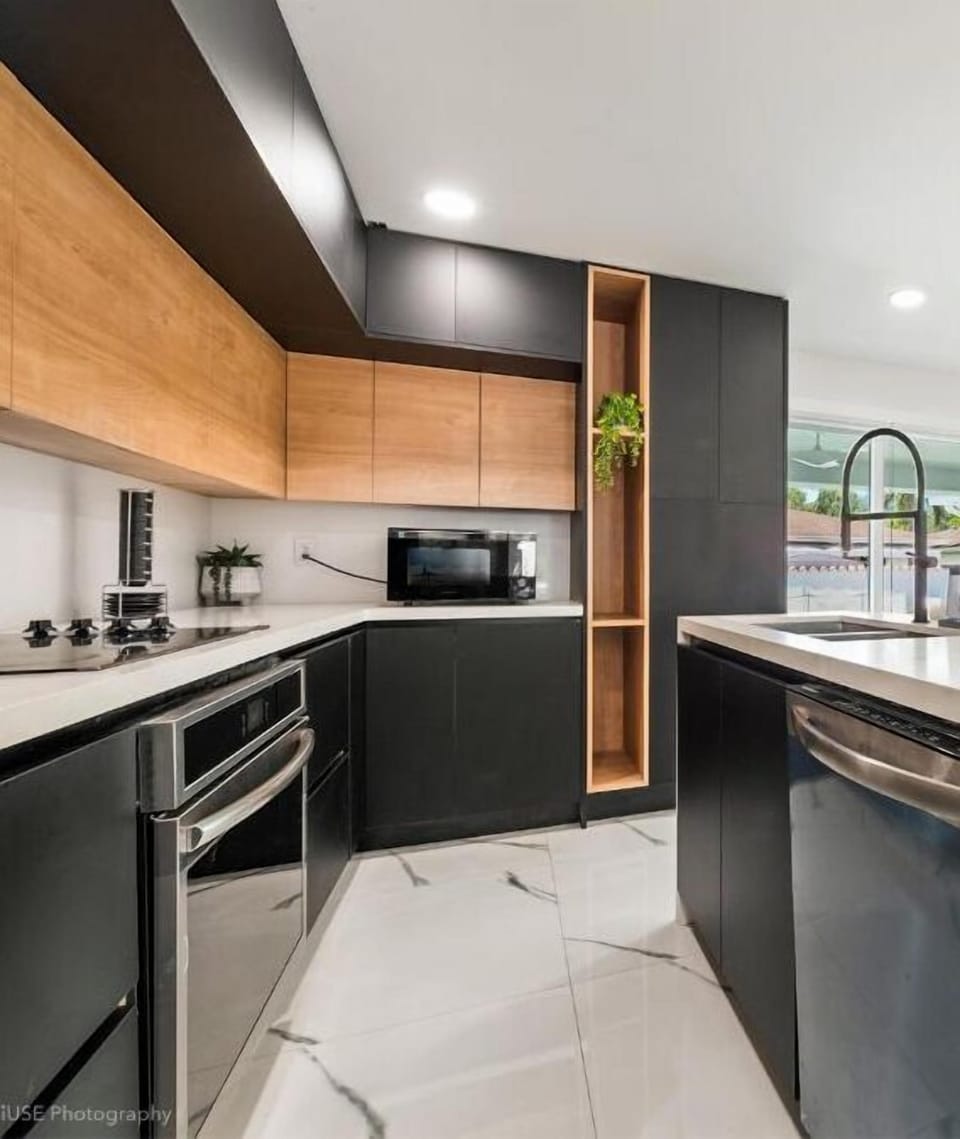 Discover the latest trending kitchen designs. 