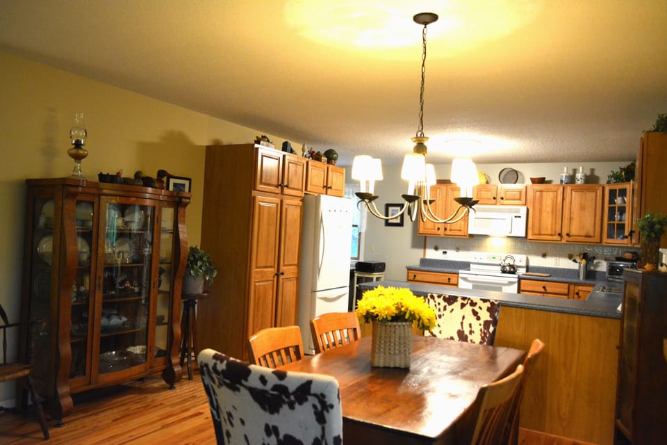 Dining seats 6 for group meals, you prepare in stocked kitchen