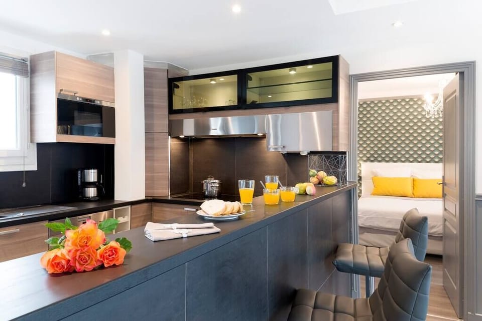 Cuisine + bar de cuisine / Kitchen + breakfast bar
