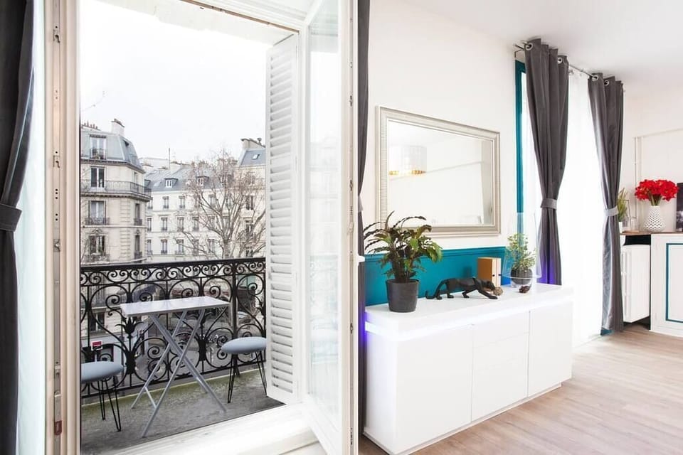 Balcony with a view on parisian buildings / Balcon avec une vue sur les bâtiments parisiens