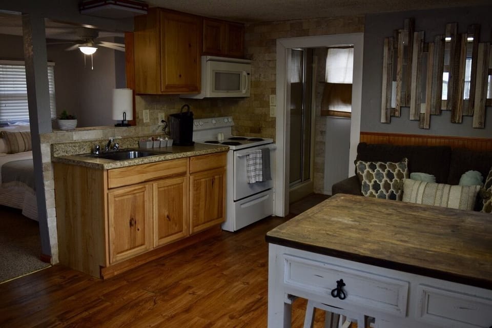 E48C165C-AB26-4415-9CAB-279352F81813_1_105_c