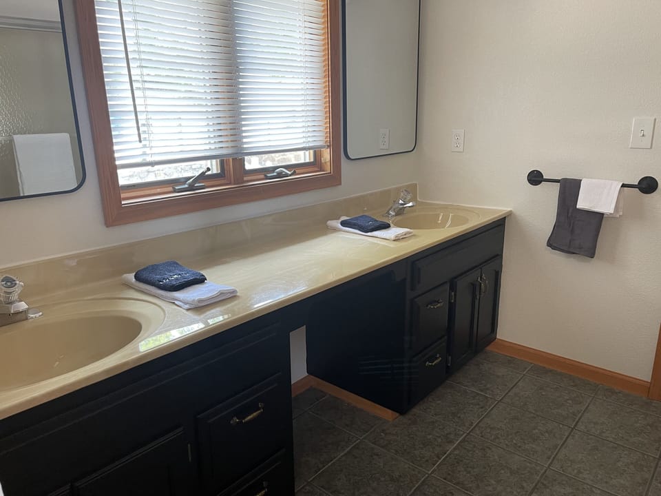 Upstairs Jack & Jill Bathroom 