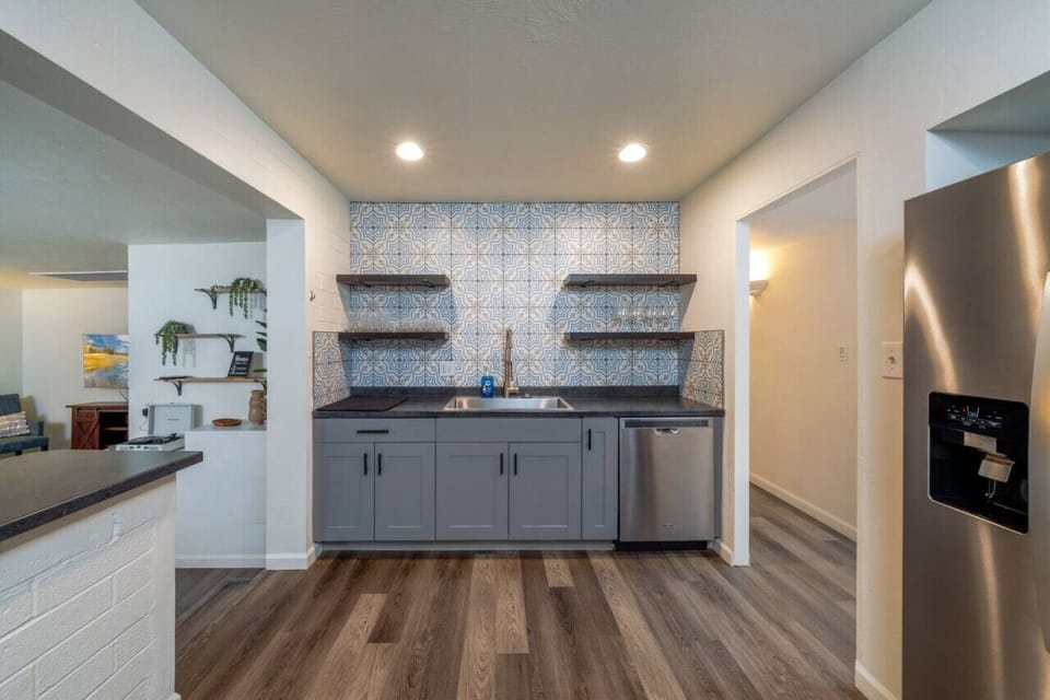 Beautiful, well-equipped kitchen with separate sink area