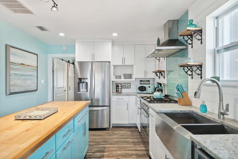 Fully updated chef's kitchen with lots of prep space
