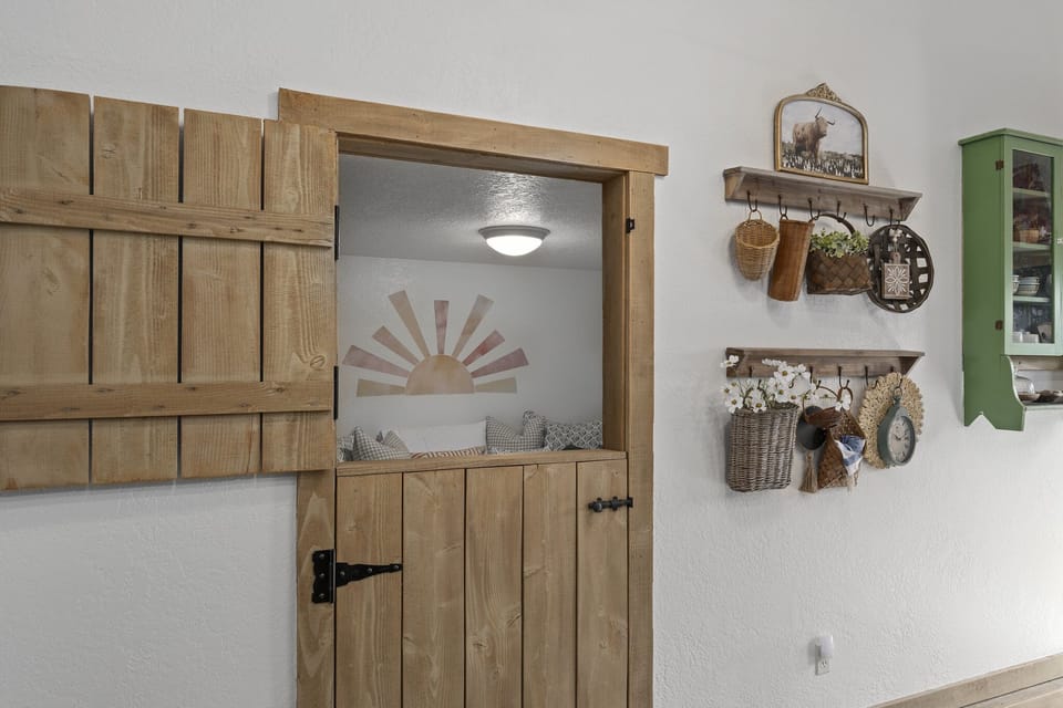 Door into bedroom & bathroom