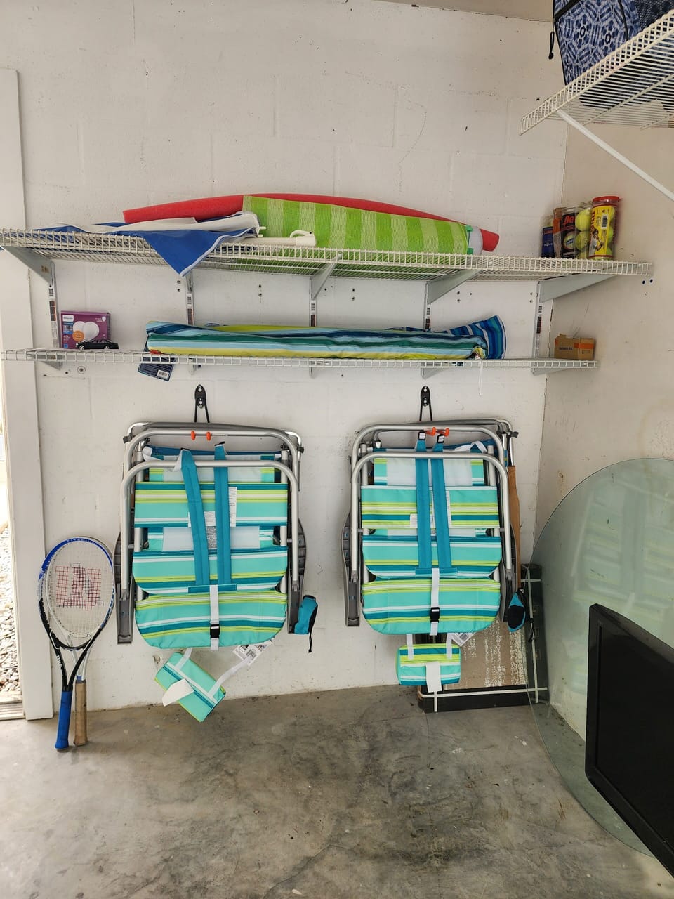Beach chairs/umbrellas/tennis rackets 