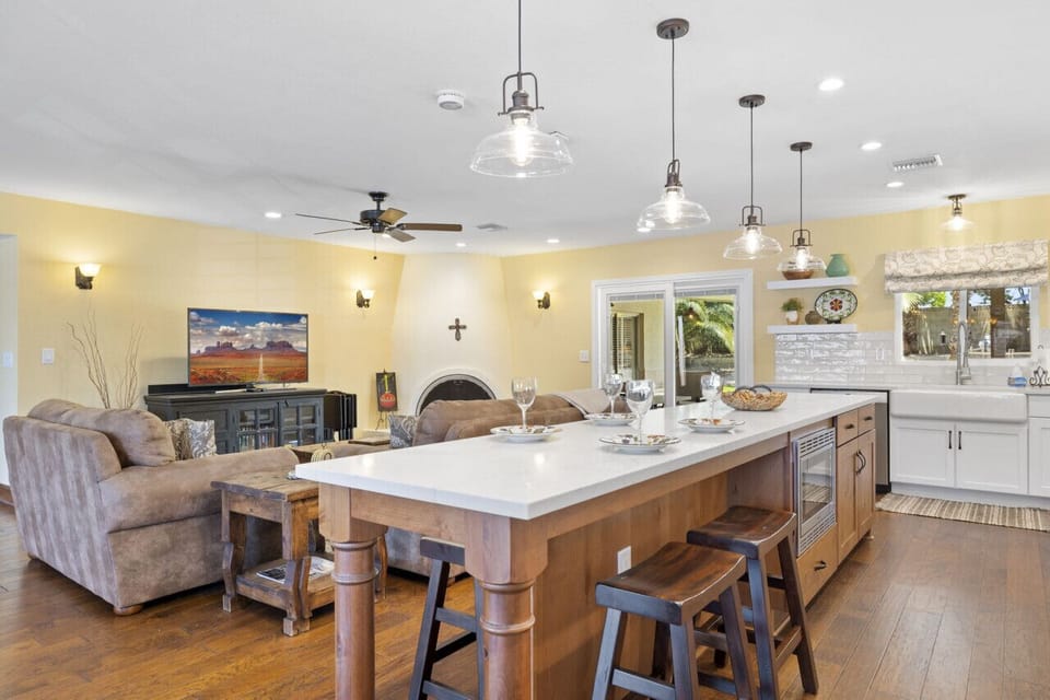 Large kitchen island with seating for 4 people!