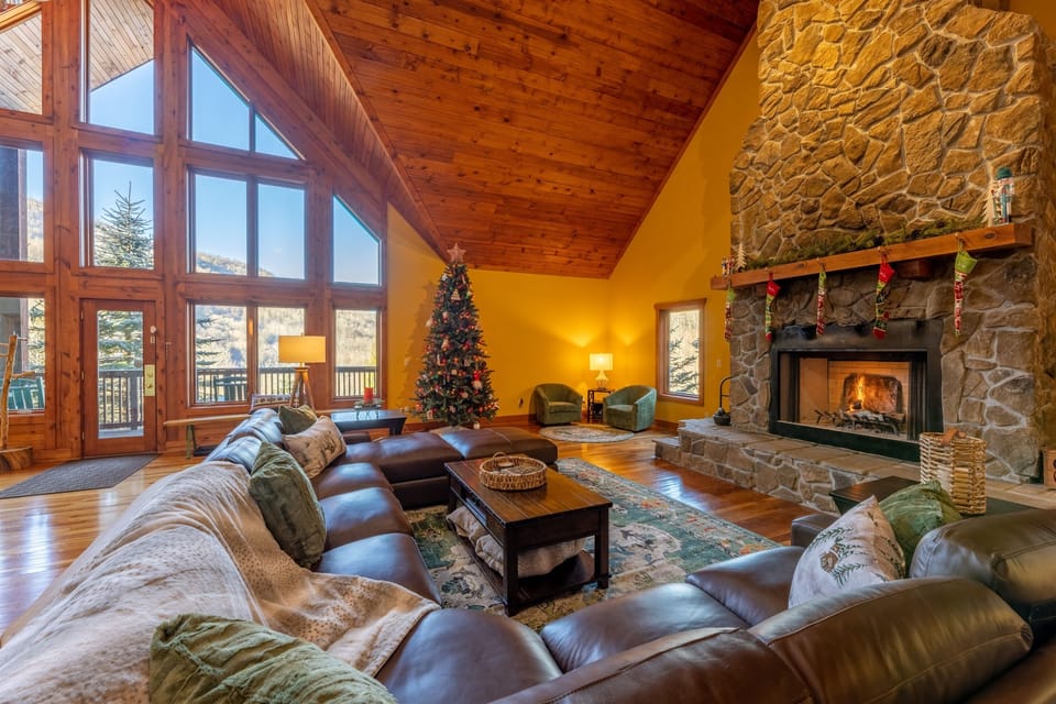 Welcome to the beautiful Snowshoe Chalet!