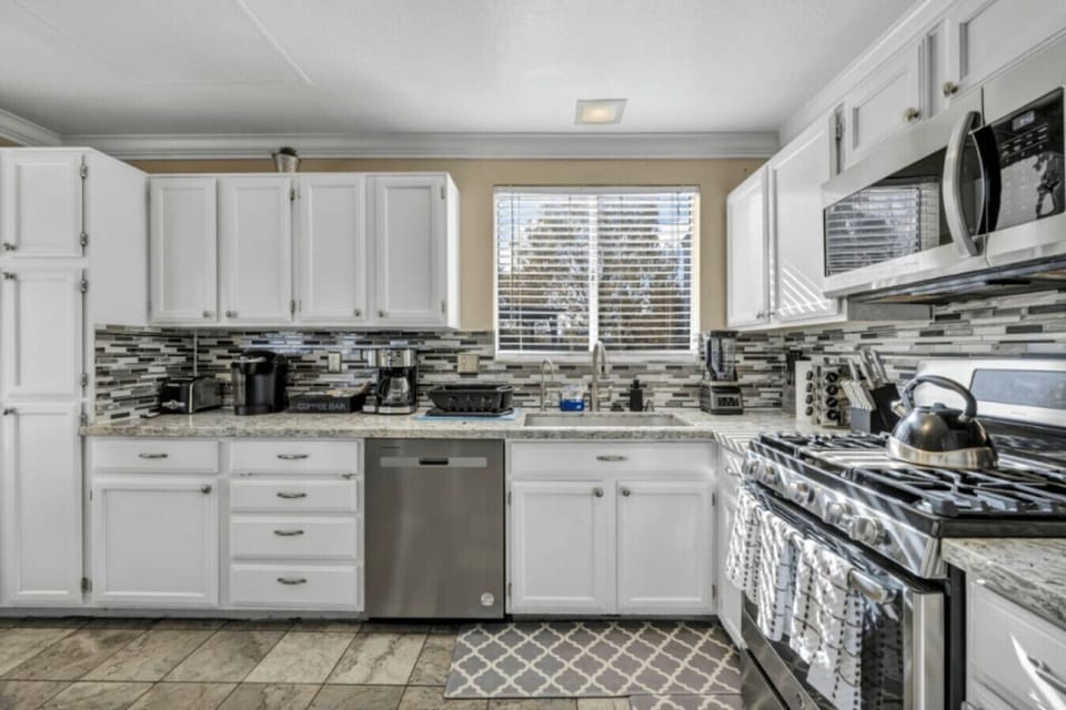 Fully loaded spacious kitchen to show off your skills!