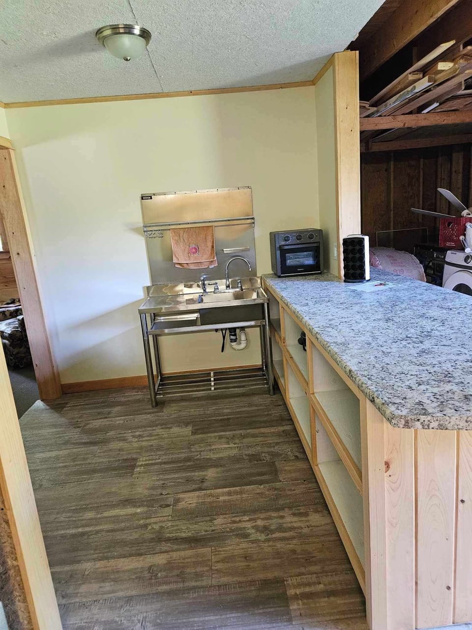 Kitchen sink and bar area