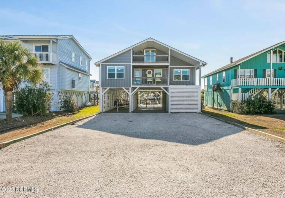 Front of house with ample parking
