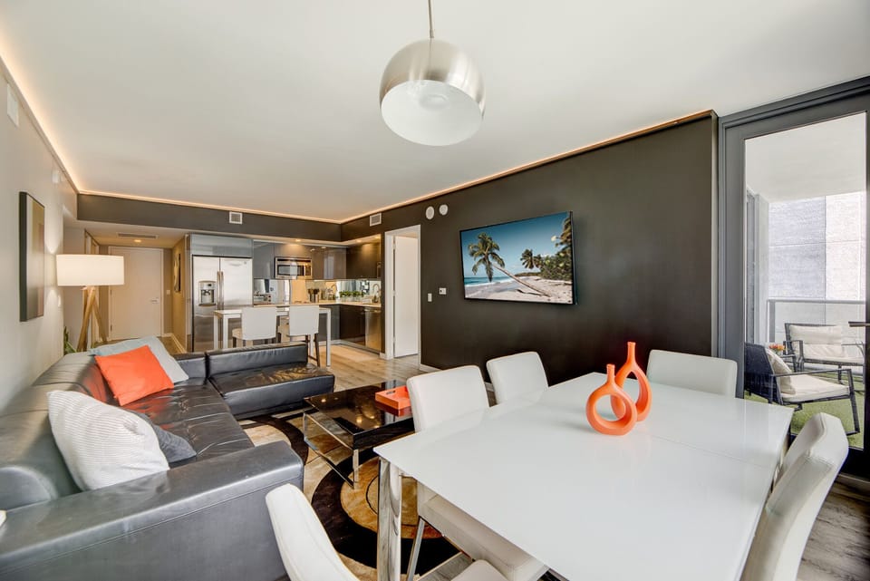 Spacious and Luxurious Living Room
