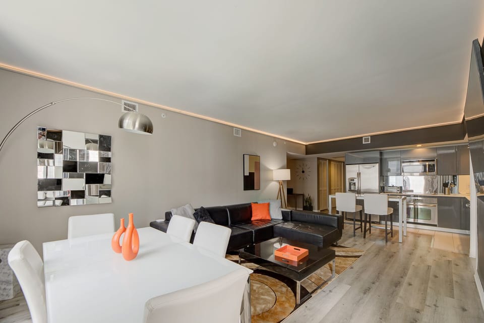 LED Lighting, Smart Tv and Integrated Kitchen in the living room