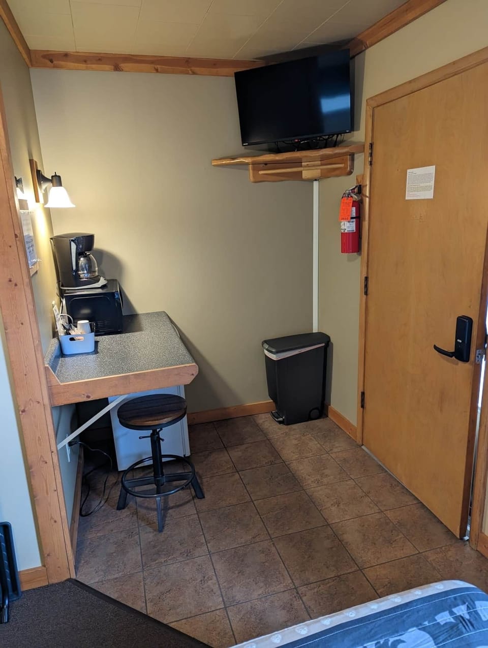 Room 5 - Smart TV, Coffee Maker, Microwave, Fridge/Freezer
