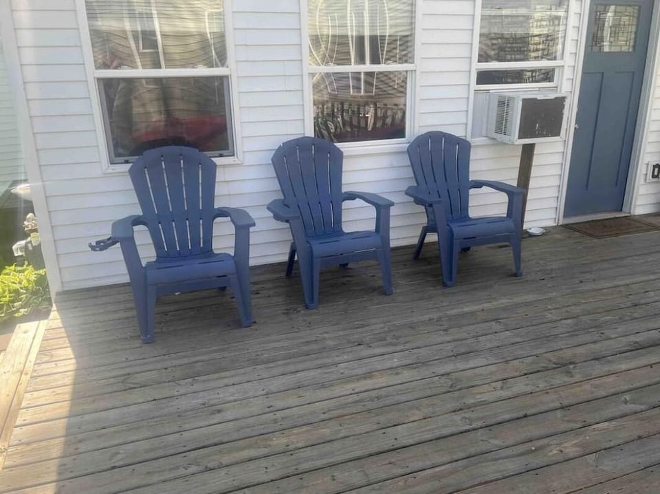 Chairs have foldout cup holders for your drinks 