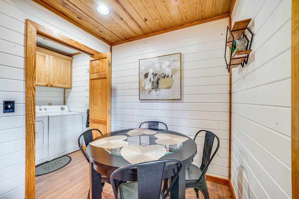Dining Area | Dishes & Flatware Provided