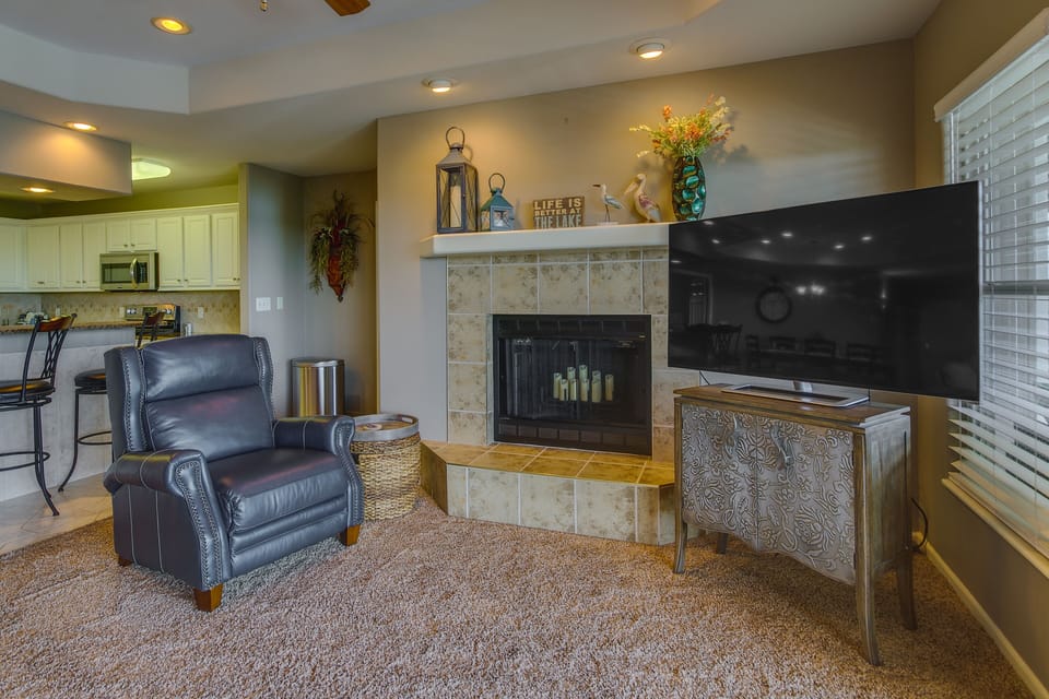 Living Room | Free WiFi | Smart TV | Fireplace (Decorative Only)