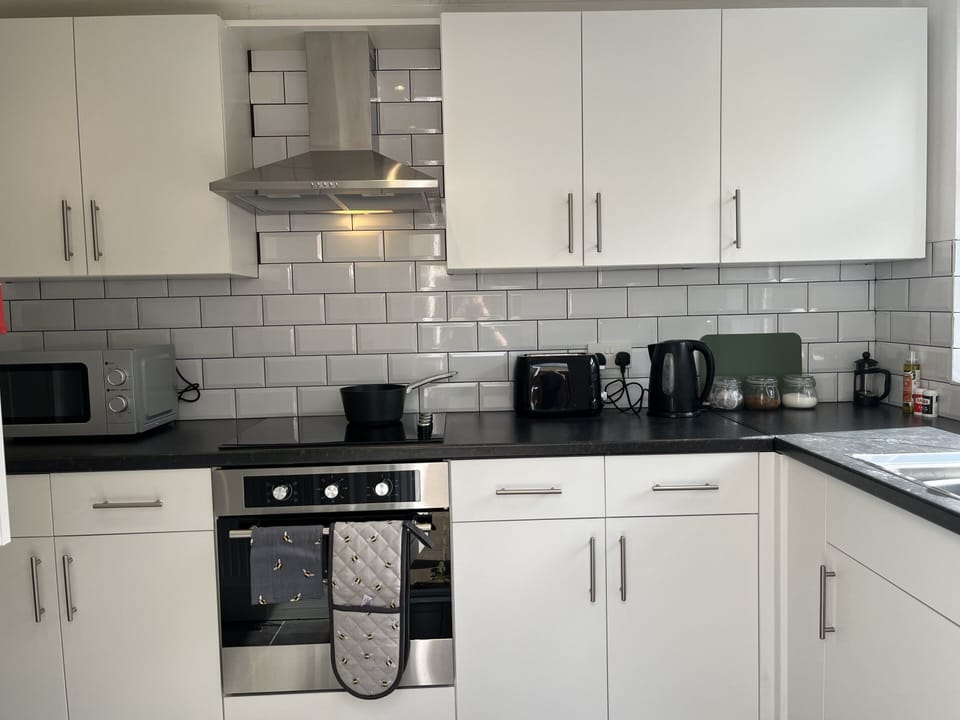 Fully equipped kitchen including, toaster and kettle, tea, coffee, sugar and caffeiere