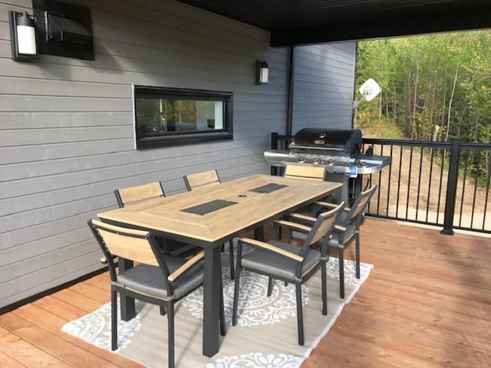 Gallery with furniture and gas bbq