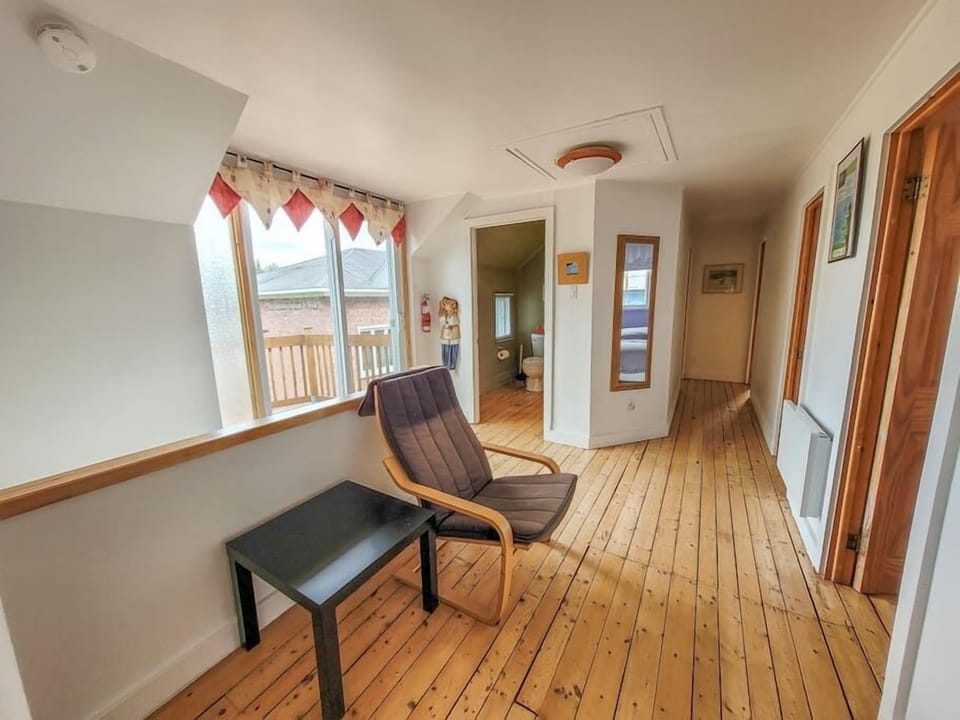 Hallway, 2nd floor (1)