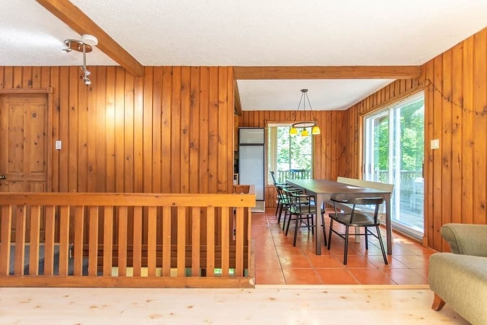 Dining room with staircase for basement (2)
