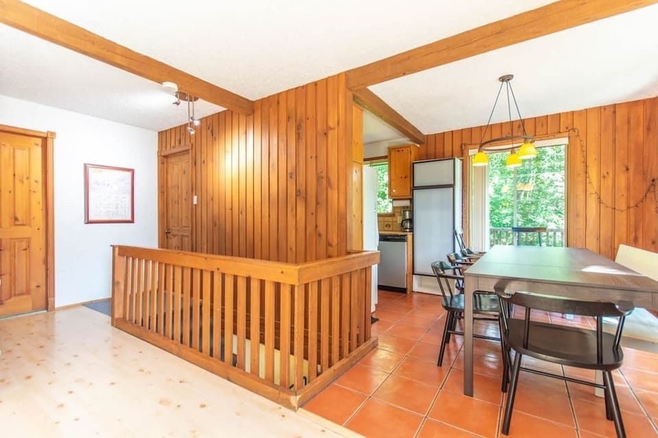 Dining room with staircase for basement (1)