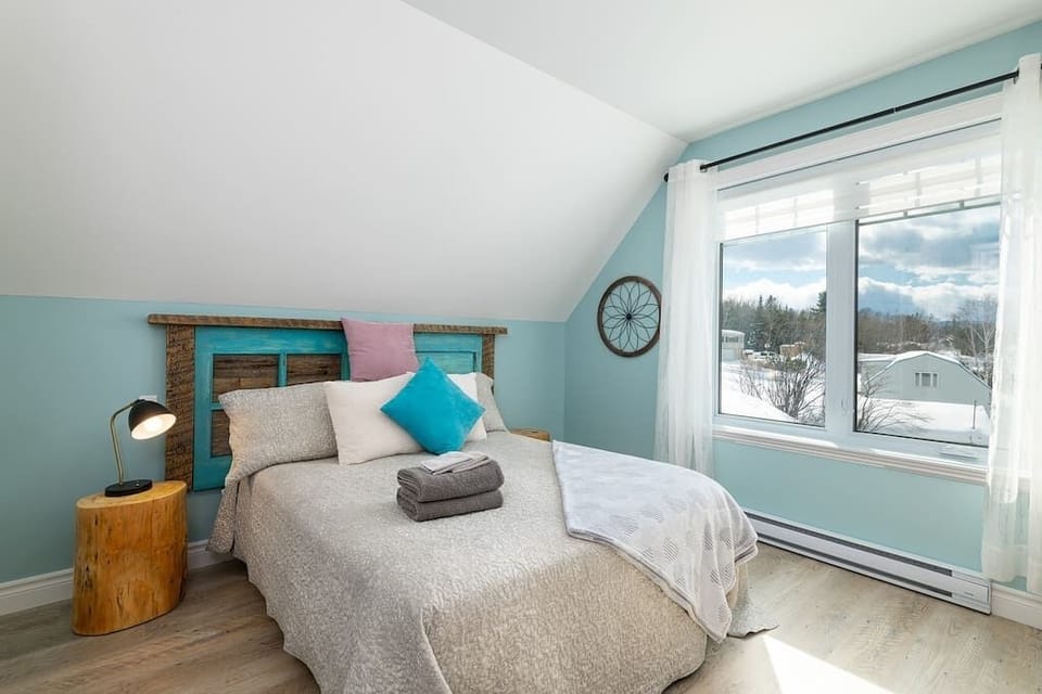 Bedroom 2 (Queen bed)