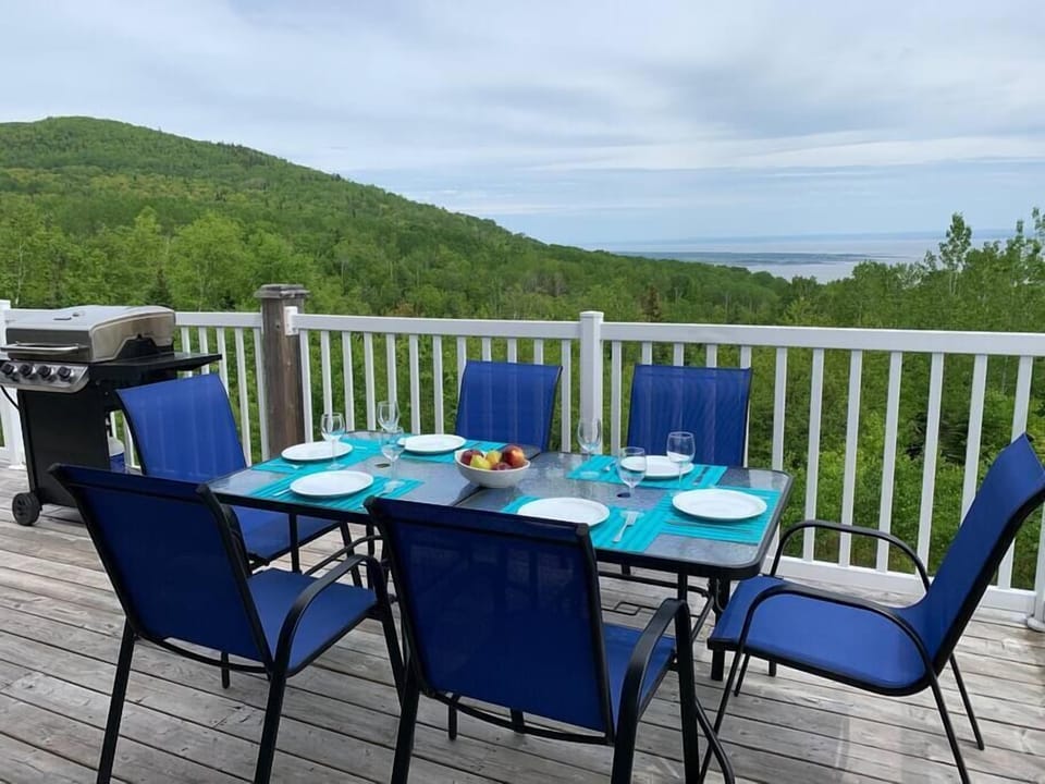 Terrace with furniture, gas BBQ and gorgeous view