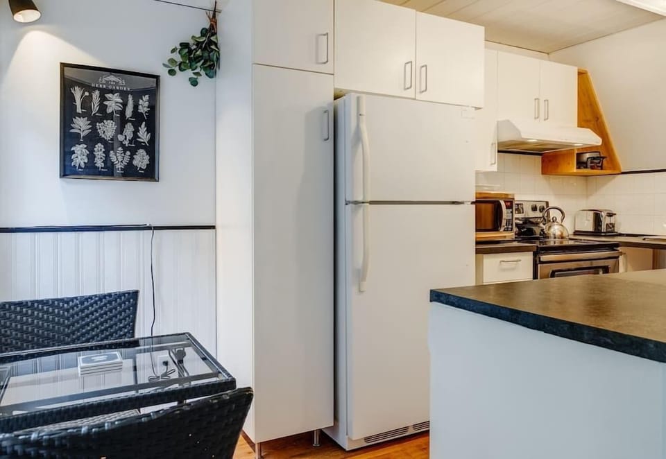 Kitchen and smaller dining table (2)