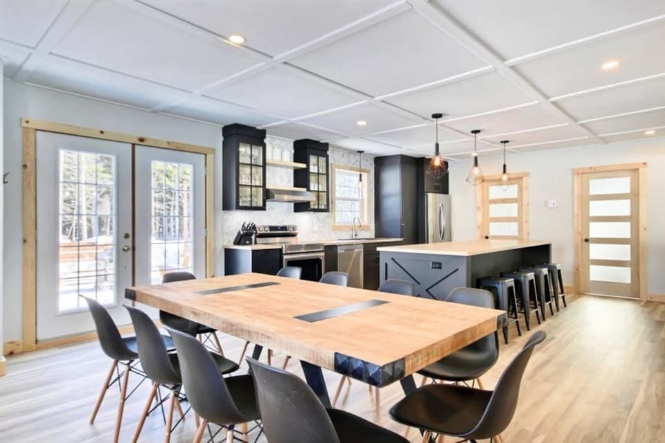 Dining table and kitchen (1)