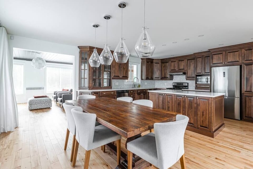 Dining table and kitchen (1)