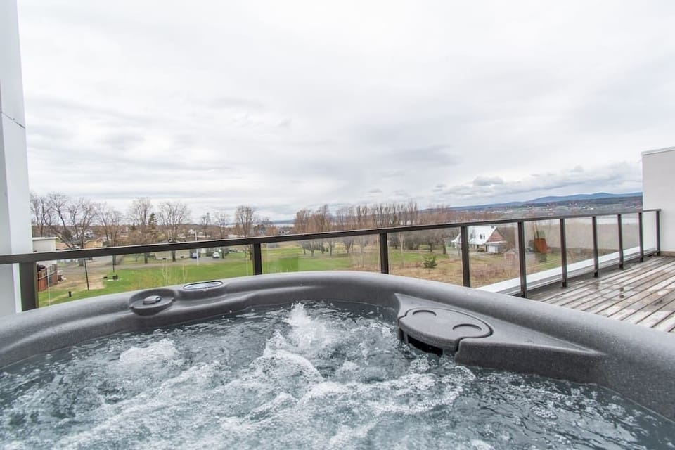 Spa (4 seasons) on terrace, with view