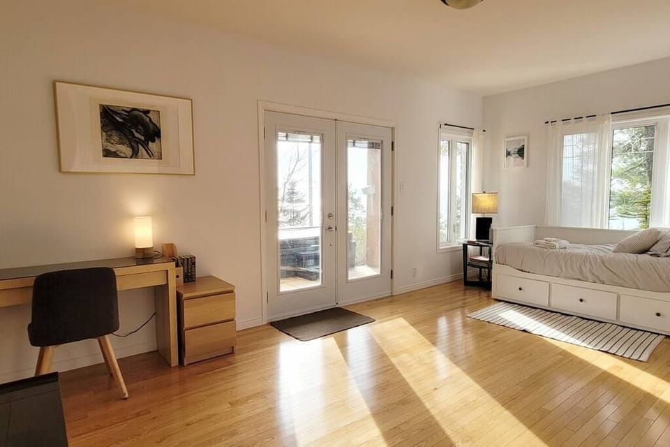 Living room 2: work desk with a single bed)