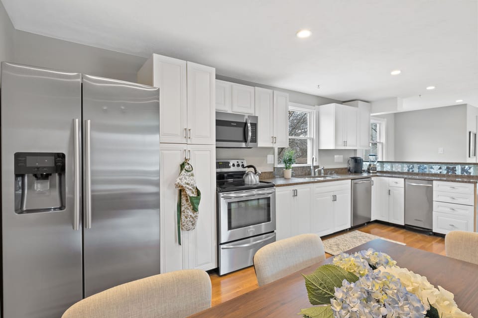 Who's the chef? A full kitchen with new oven awaits.