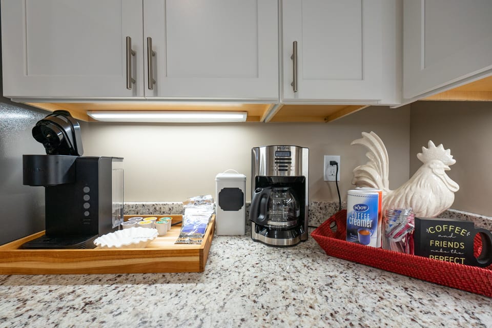 Both Traditional Drip and Keurig Single Serve Coffee Maker