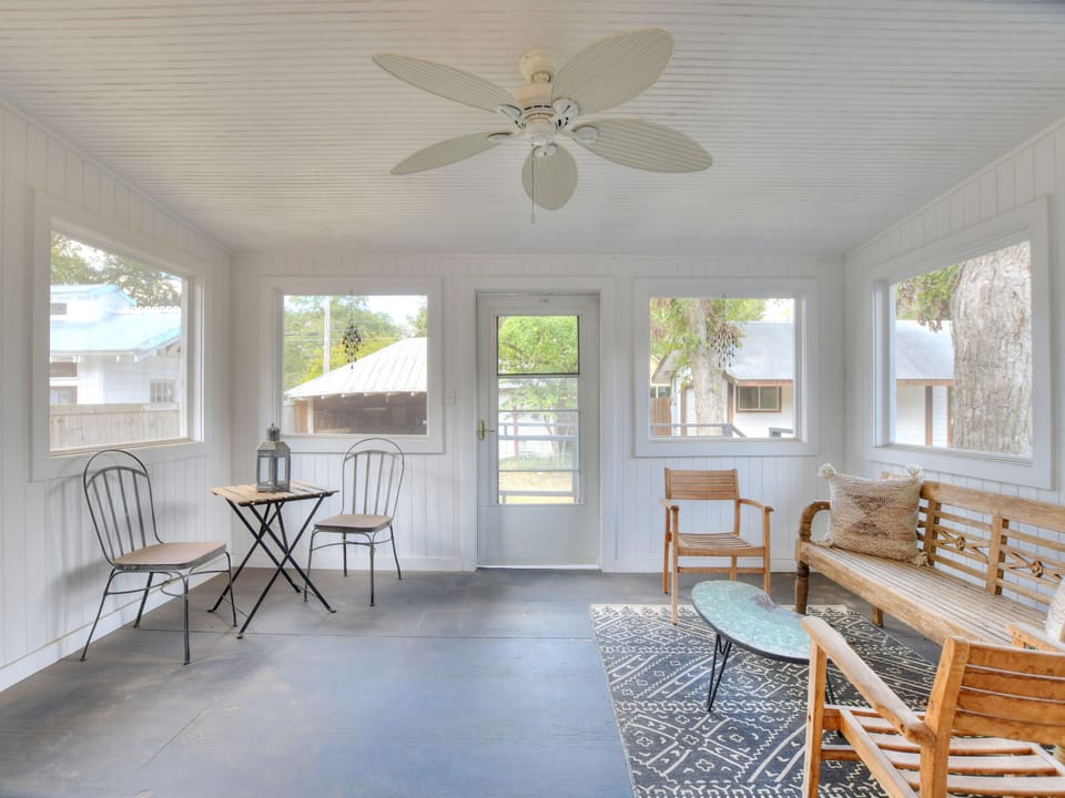 Screened sunroom off of breakfast nook 