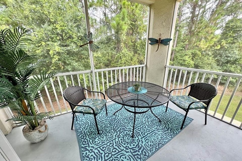 Private Outdoor Balcony !