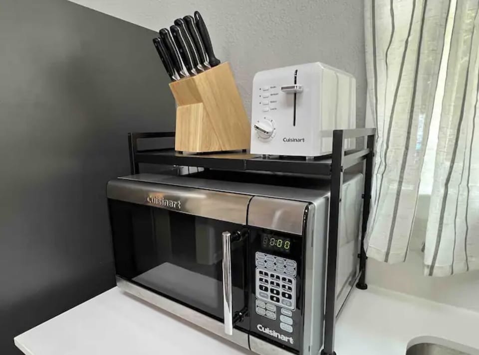 Microwave, toaster, and Knifes 