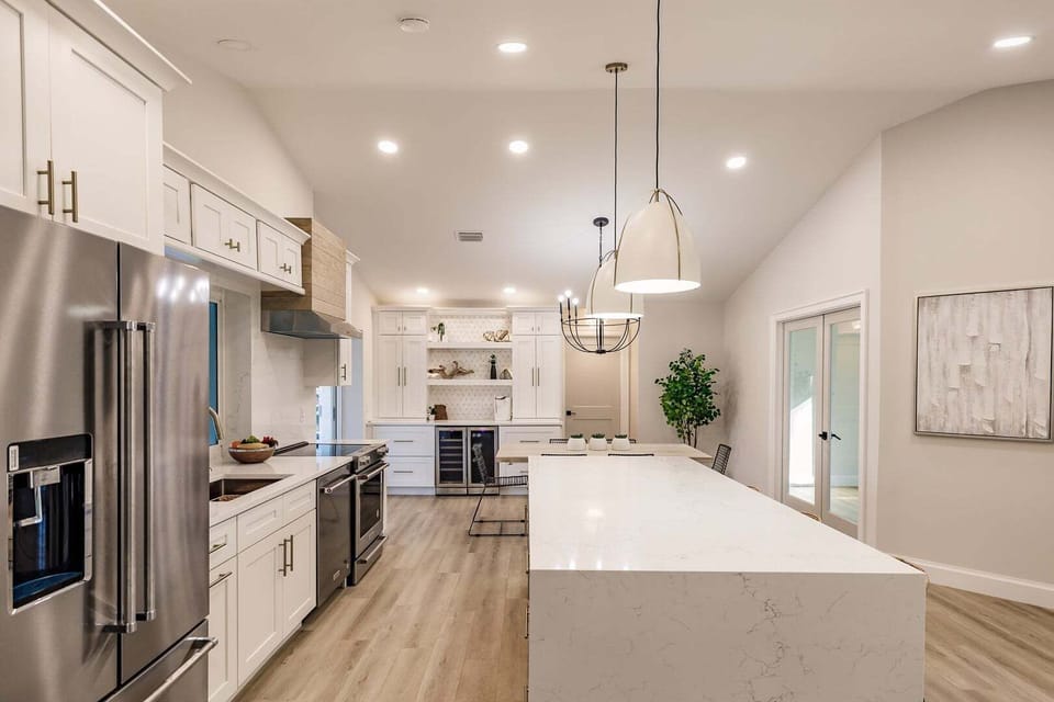Kitchen & Island Bar