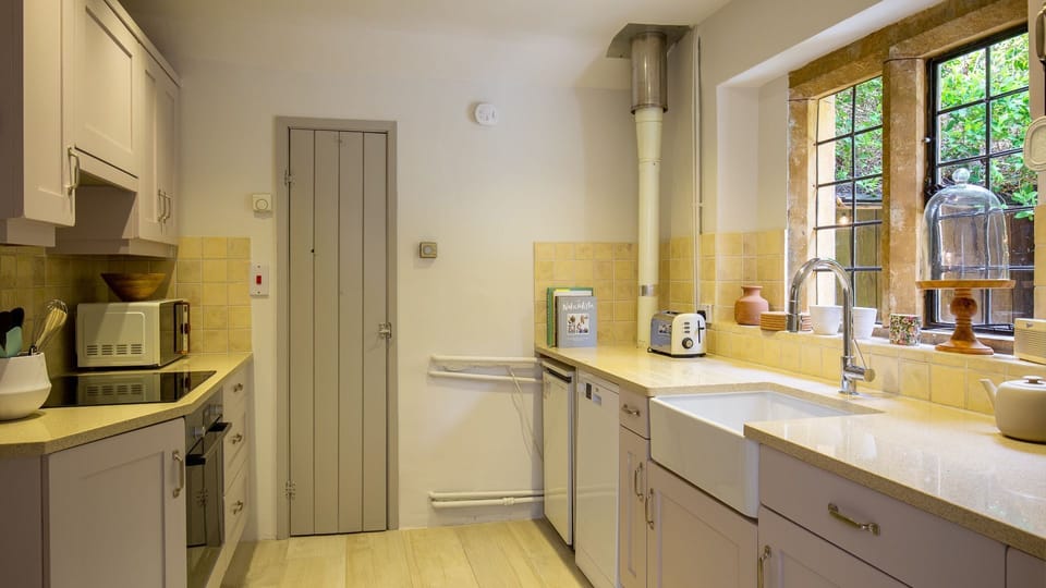 Kitchen, Thatch on the Green, Bolthole Retreats