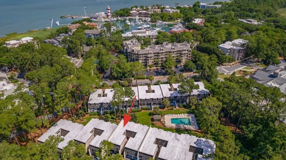 Perfectly Positioned - Our condo offers unbeatable proximity to both the picturesque Harbour Town Marina and the legendary Harbour Town Golf Course—ideal for those looking to explore the best of Hilton Head Island.