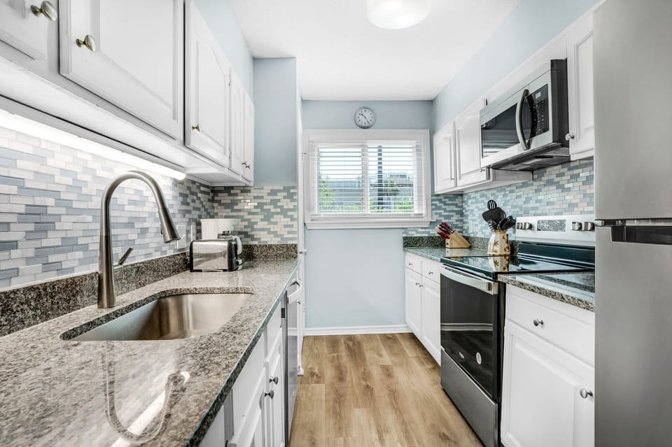 Full kitchen has all you need