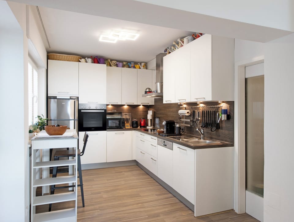 Kühlschrank mit Gefrierfach, Crêpes- und Waffeleisen, 