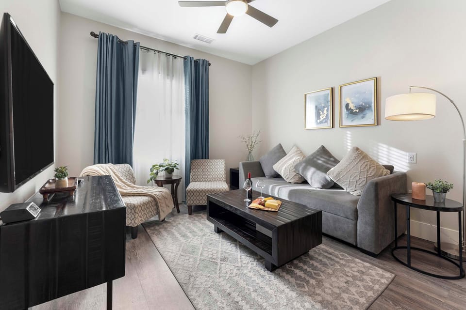 Golden Vacation Rental | 1BR | 1BA | 653 Sq Ft | Step-Free Access